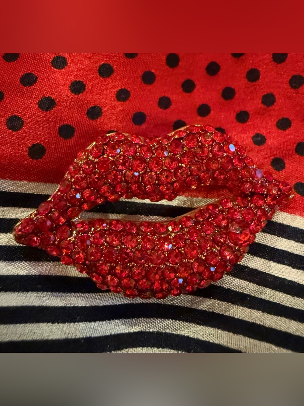 Vintage Sparkling Red Rhinestone Lips Brooch Pin Gold Tone Pave Crystal